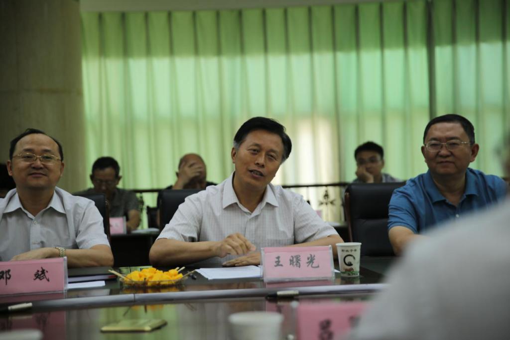 王曙光在致辞中对各位专家的到来表示热烈的欢迎.
