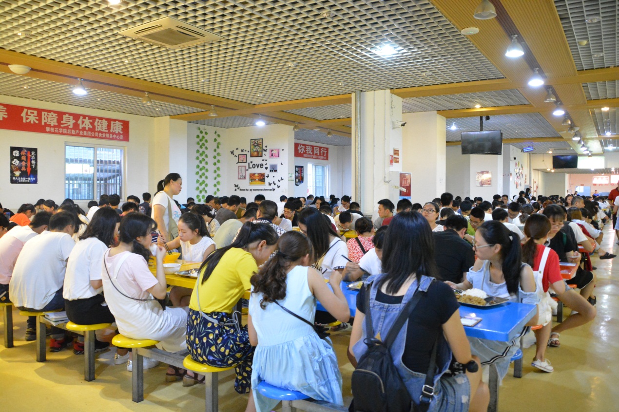 新生和家长到校后在食堂的第一餐