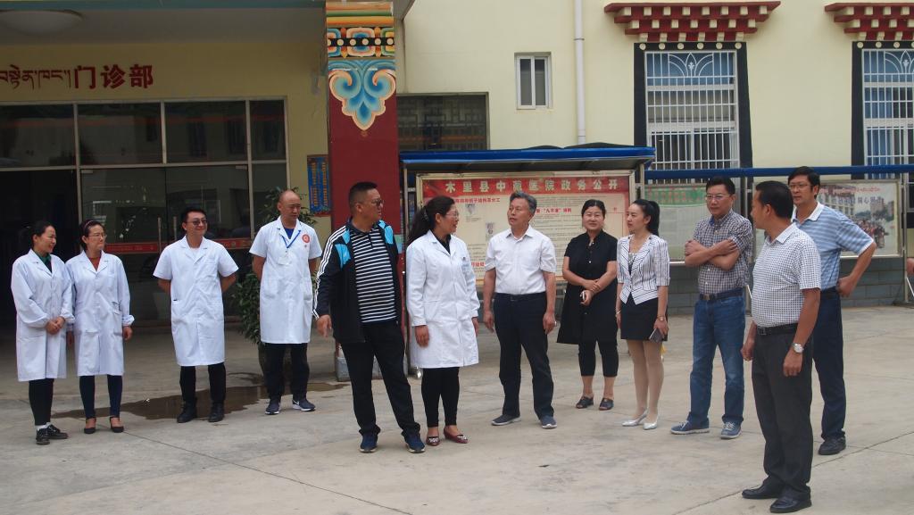 考察木里县中藏医院