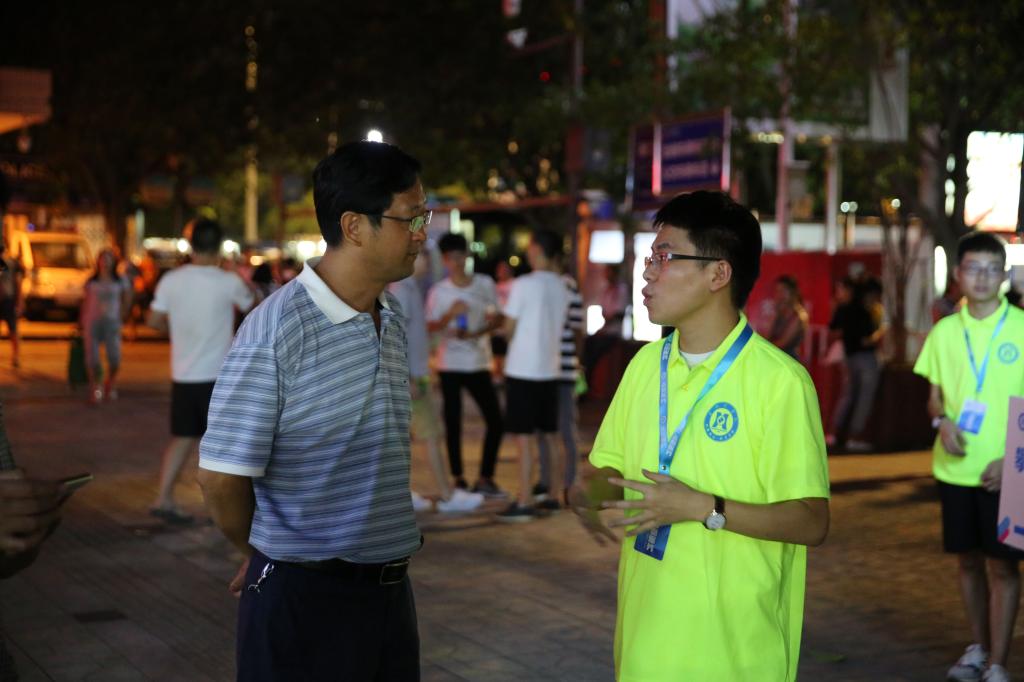 副校长石维富在火车站检查迎新工作