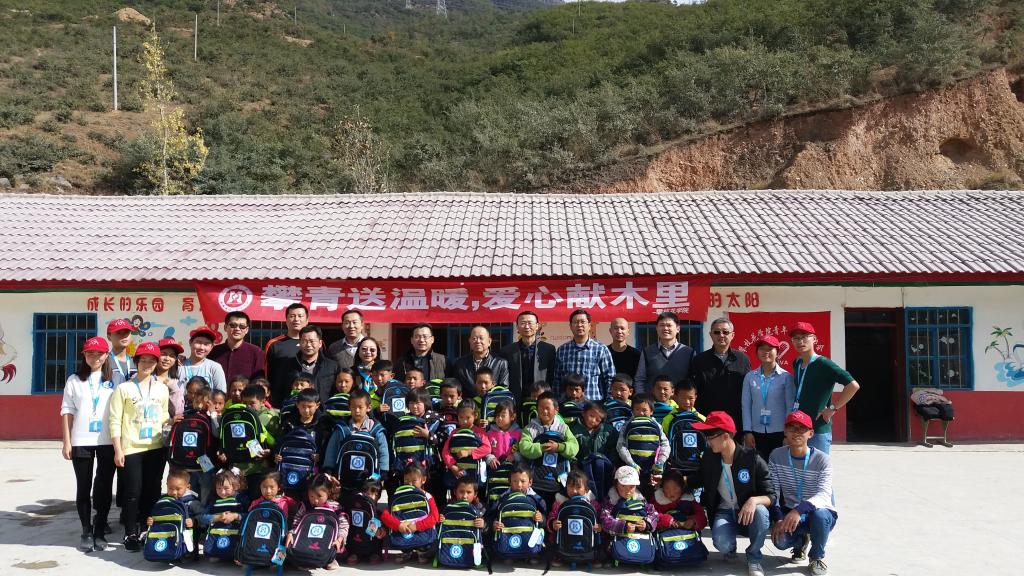 校领导肖立军、朱波强、何永斌、石维富到村慰问