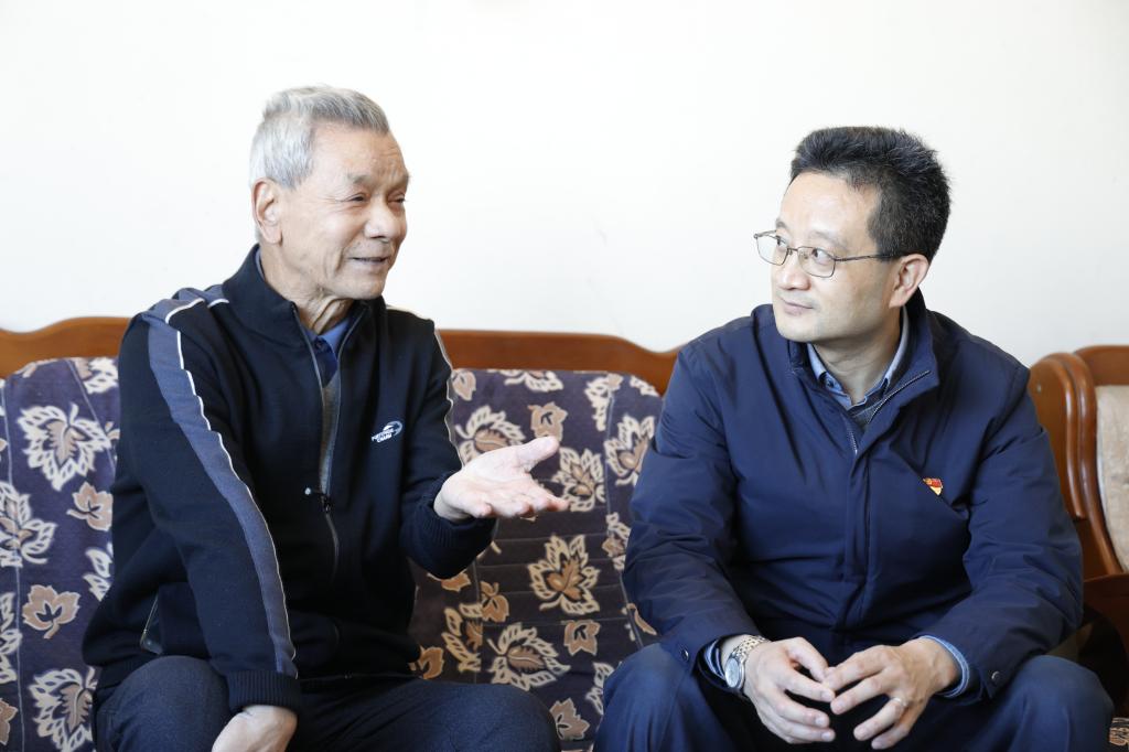 王斌与原机械工程学院老教师、学校教学督导黄本伦老师亲切交流
