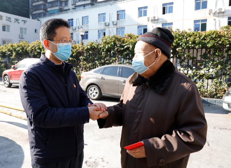 看望慰问交通与汽车工程学院程开明老师