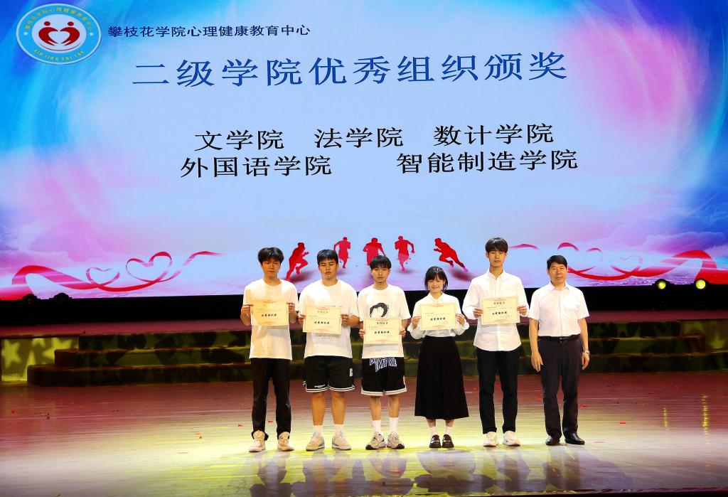 朱云生为获奖代表颁奖