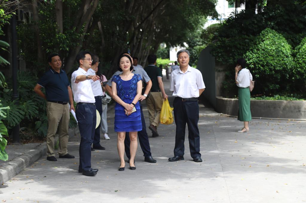 李明一行考查污水处理站