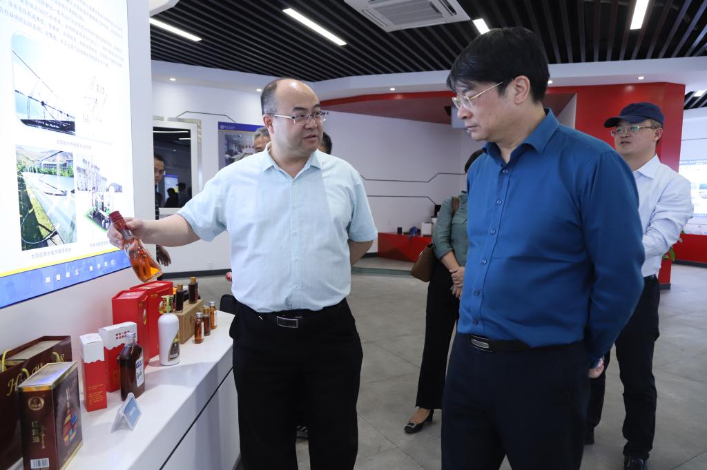 参观我校校史馆