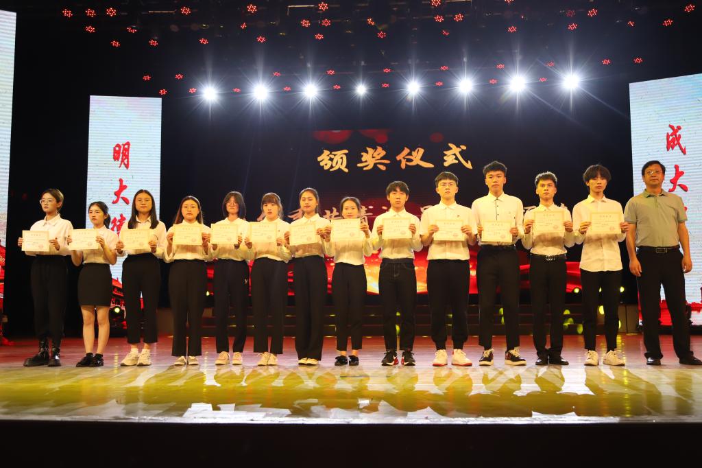 副校长石维富为优秀共青团员颁奖