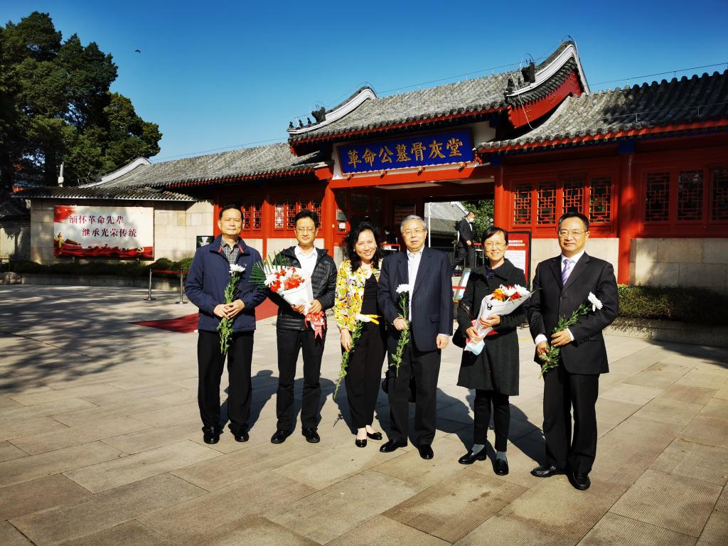 与方毅家人在八宝山公墓合影