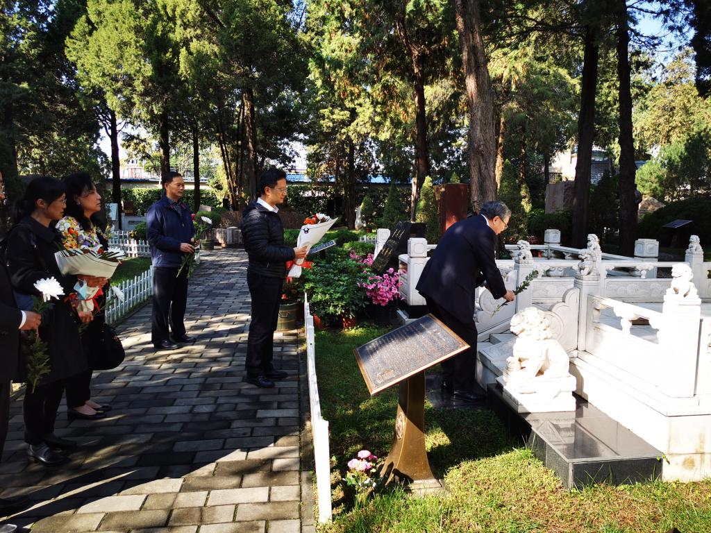 方毅墓前敬献鲜花