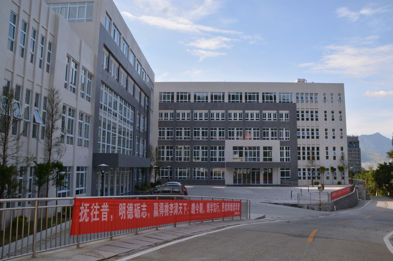 西苑新落成的医学实验教学中心也张开双臂迎接新生的到来