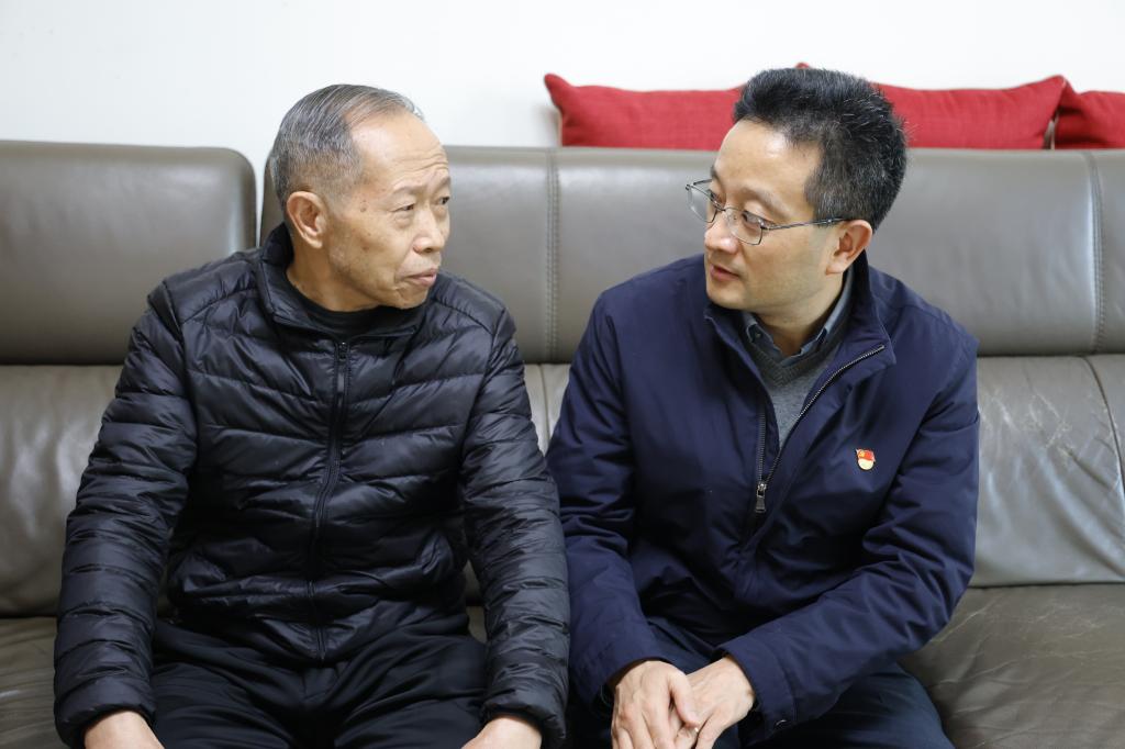 与原医学院教师潘玉康老师亲切交谈