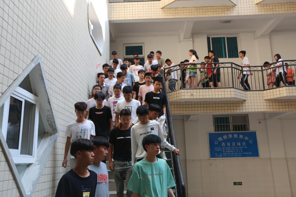 西苑校区学生在志愿者的指引下从教学楼迅速疏散