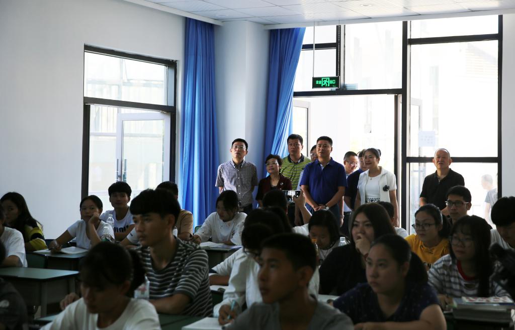 市委副书记虞平(后排中)一行察看康养学院学生上课情况