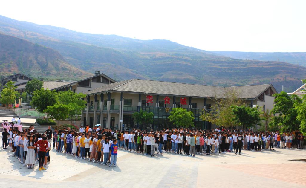 东苑学生有序到达集结点