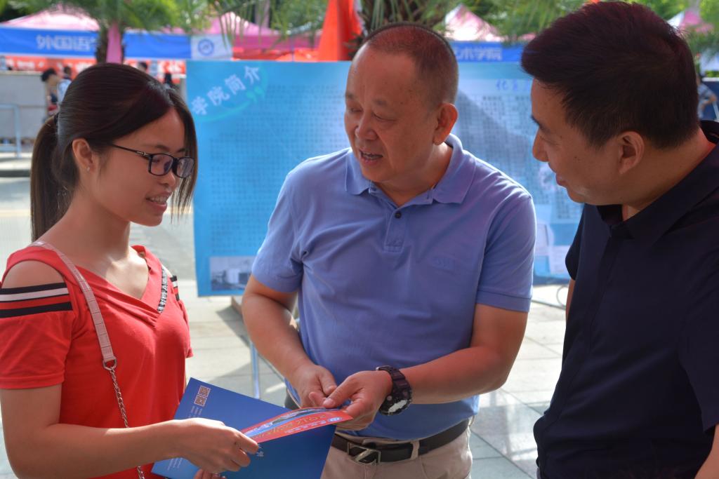 党委书记肖立军和新生亲切交流