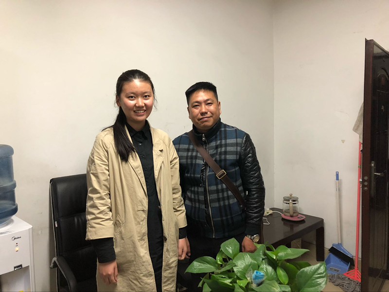 失主罗先生(右)与曾祥羽同学(左)