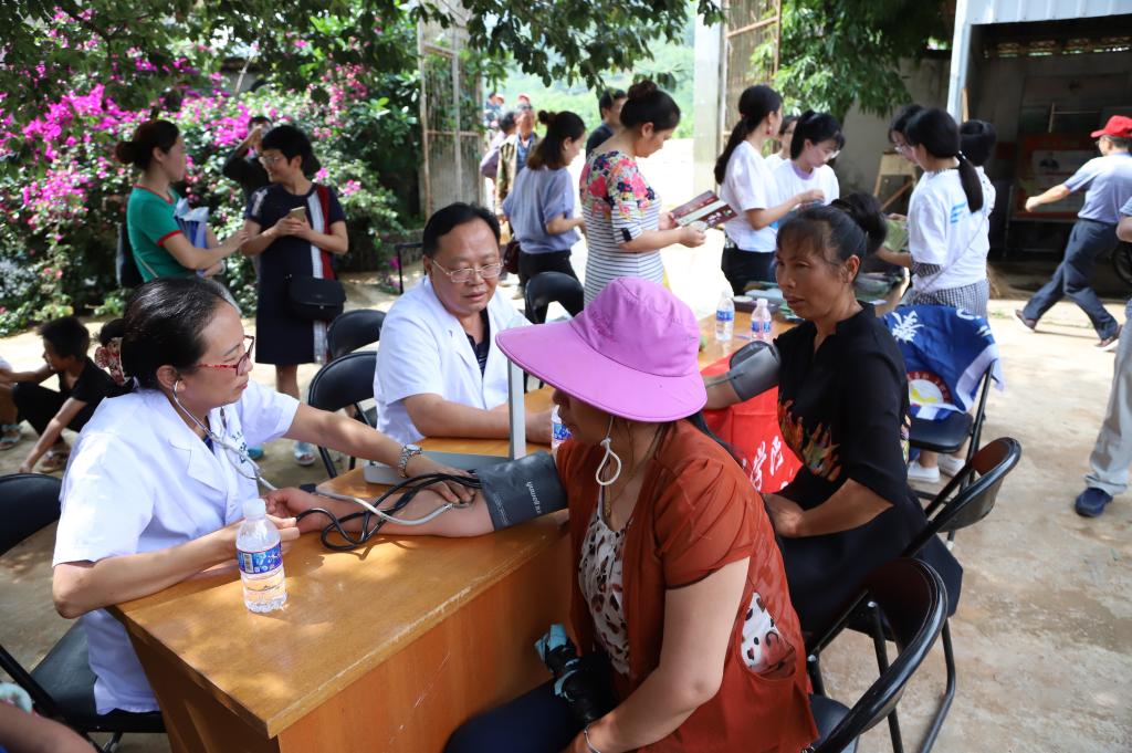 我校师生前往仙山村做志愿活动