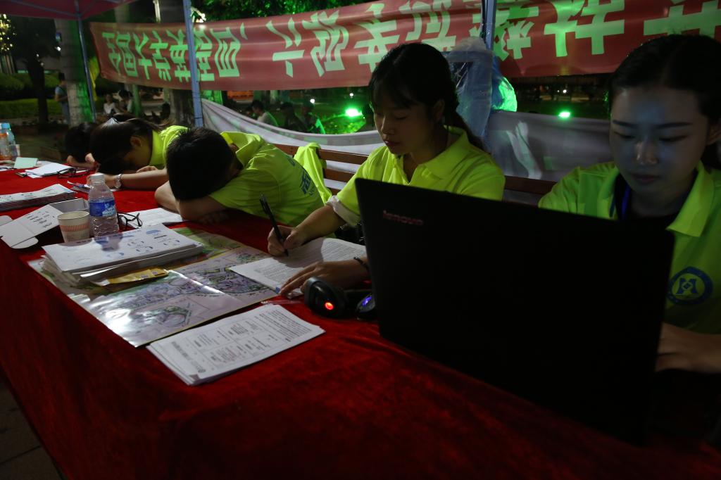 志愿者夜间短暂休息