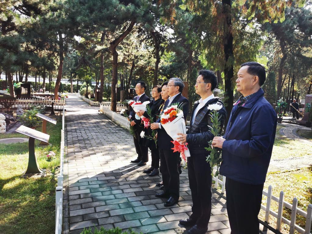 祭拜方毅、殷森夫妇