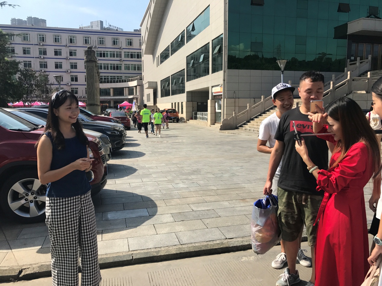 我校传媒中心自制首部微电影《初心》女主角参与直播互动