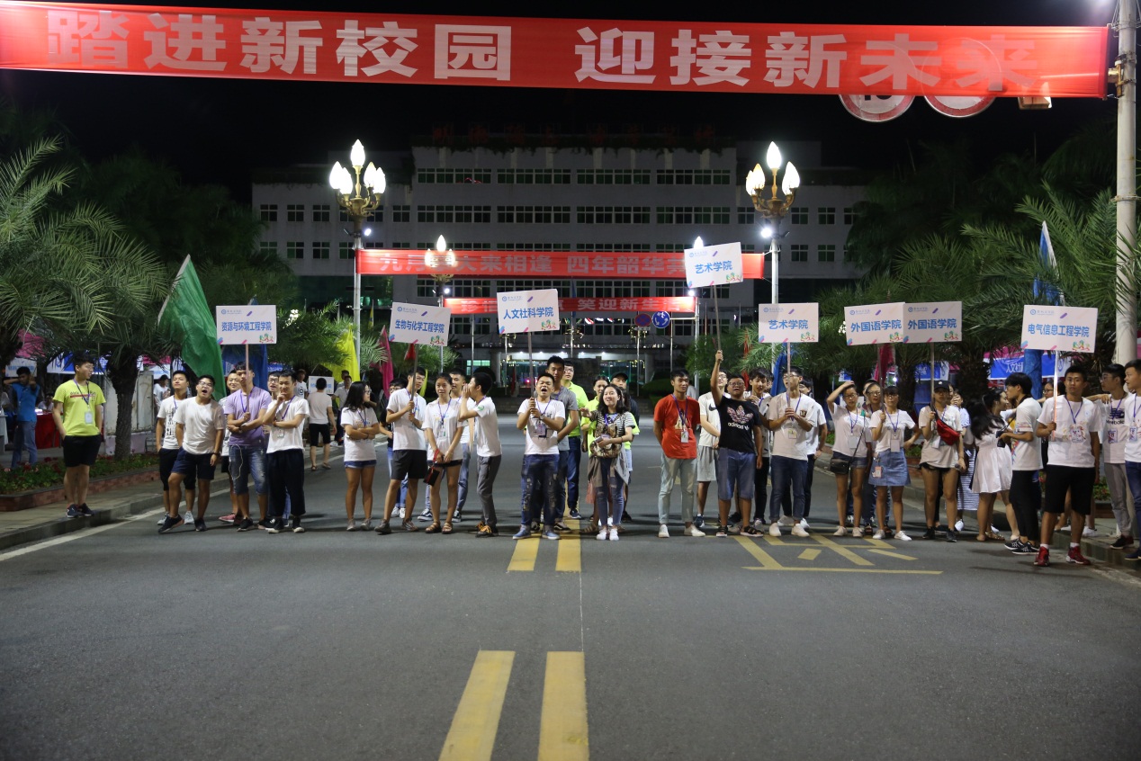 凌晨,志愿者们精神饱满迎接新生到来