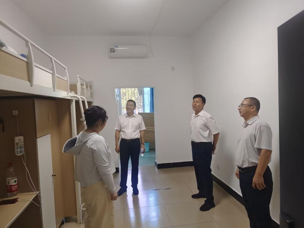 校领导带队走访研究生新生寝室