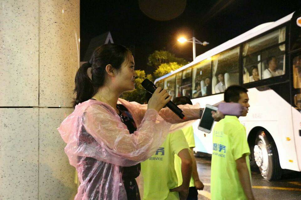 老师冒雨指挥迎新工作