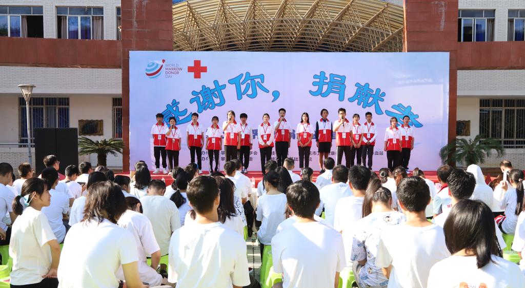 学生唱公益歌曲《多幸运遇见你》