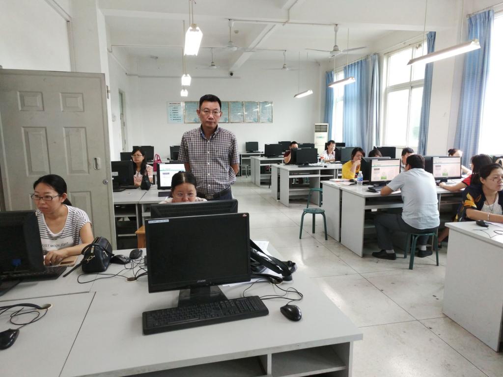 副校长刘立新观摩和了解培训情况