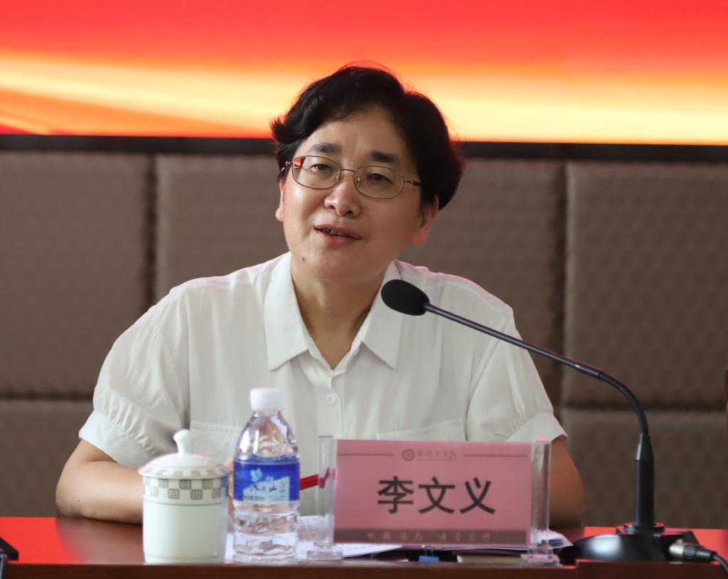 李文义在开幕式讲话中代表攀枝花市侨联向攀枝花学院第一次归侨侨眷